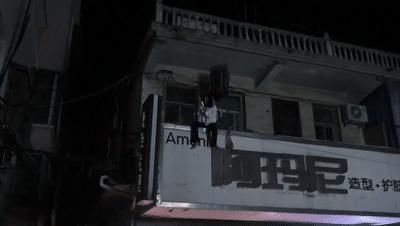  持刀|深夜蒙城御园街，女子持刀割腕坐在二楼阳台