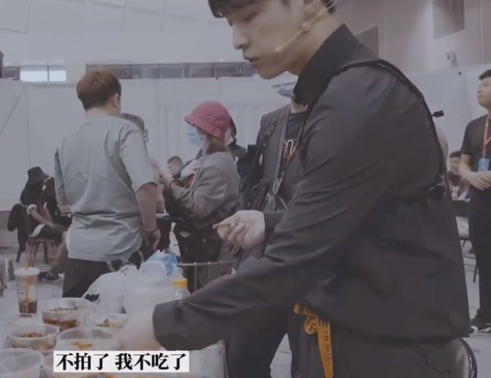  录制|张艺兴阻止工作人员录制，其实是出于好心，少年之名总决赛开始