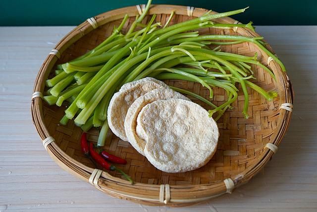 炒比|这豆制品2块钱3个，口感脆，和芹菜炒比吃肉还要香，我家常吃