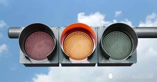  水泥|停下等红绿灯女司机被压扁！水泥车疑过重失去平衡？