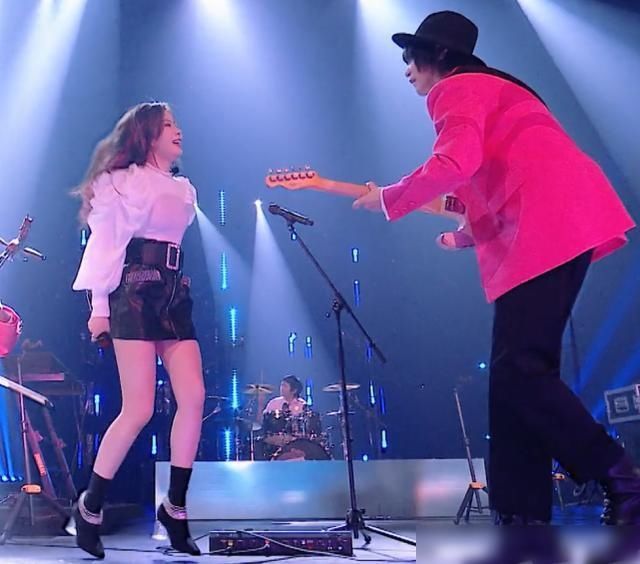  明日|硬糖少女《明日之子》合作爱情主题，nene穿婚纱，陈卓璇满场蹦