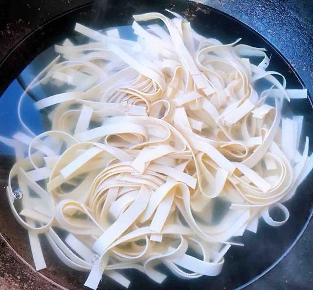  叶茼蒿|8月，遇上这蔬菜别手软，3块买一把，失眠的人多吃，夜里睡得香