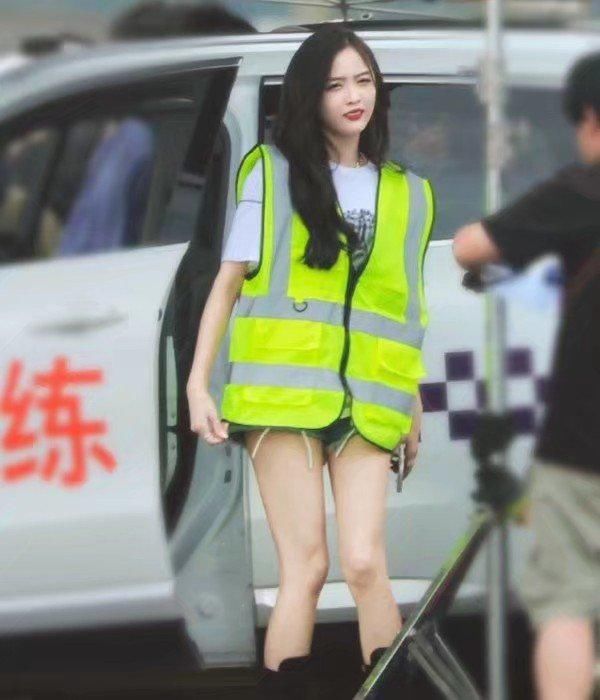  吴宣仪|明星考驾照待遇高！吴宣仪开豪车练手，脚上鞋子引热议！不怕被教练骂？