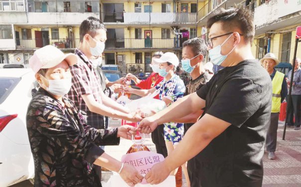 委员会|民盟向阳区委员会的盟员们为贫困户送温暖