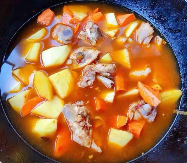  鸡肉|炖鸡时，千万不要直接焯水！教您1个妙招，鸡肉嫩滑，汤汁香浓