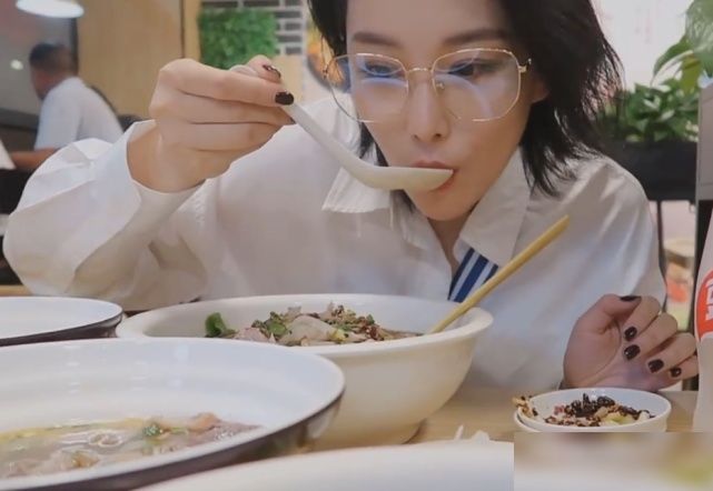 吃饭|张馨予深夜觅食,直接用盆吃饭,摄影师都忍不住吐槽:吃的比我都多
