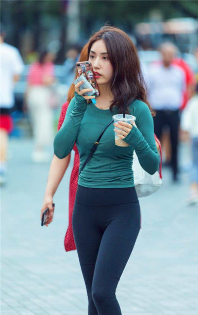  小姐姐|街拍：小姐姐绿色的燕尾连衣裙，时尚清新有活力,笑容甜美可爱