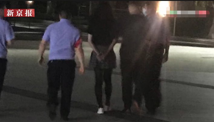 偷窥|安徽一公司员工男扮女装溜进高校女浴室偷窥被抓 警方：行拘8日