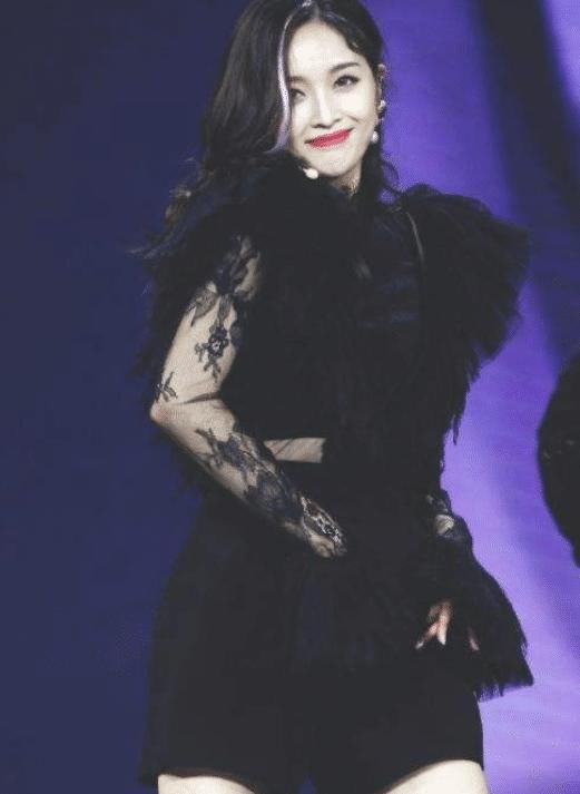  舞台|有种裤子叫吴宣仪的“夹肉裤”，拉链还不拉，疼着也要笑到底！