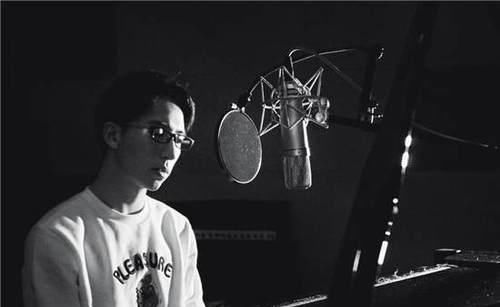  幕后|曾是入围金像奖的选秀冠军，他人气暴跌转幕后十年，被称情歌王子