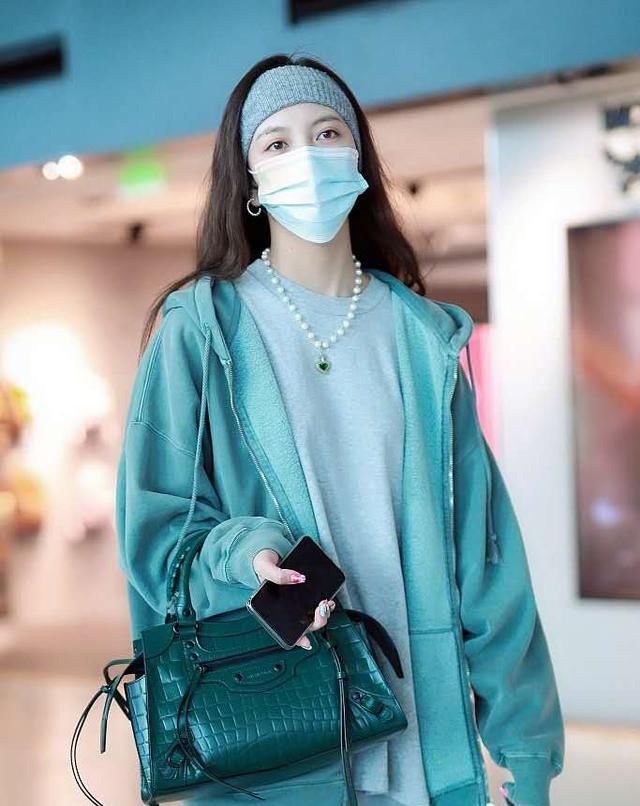 老爸|刘雯的美真特别,穿一身“老爸风+珍珠”,又飒又时髦谁也比不过