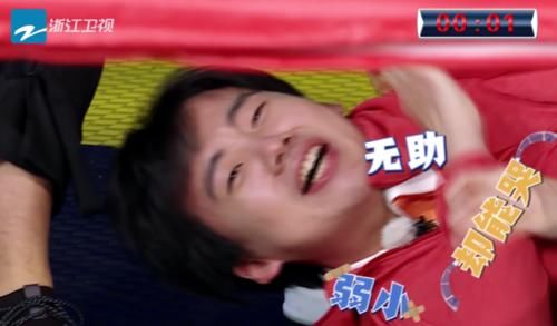  大笑|郭麒麟又被围攻撕名牌，女孩子们都在大笑，只有baby的反应最暖心