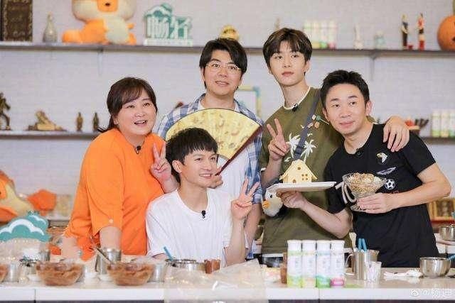 华晨|继华晨宇、李宇春后,浙江卫视导演又力赞王霏霏,太喜欢芒果艺人