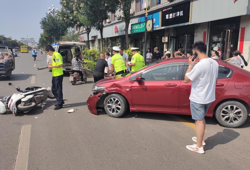  机动车道|平遥顺城路发生一起交通事故！电摩跟小车都碎了……