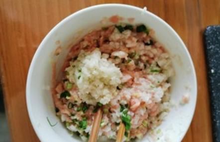  清洗干净|国宴菜“红烧狮子头”怎么做？大厨教你做法，香气扑鼻，太解馋了