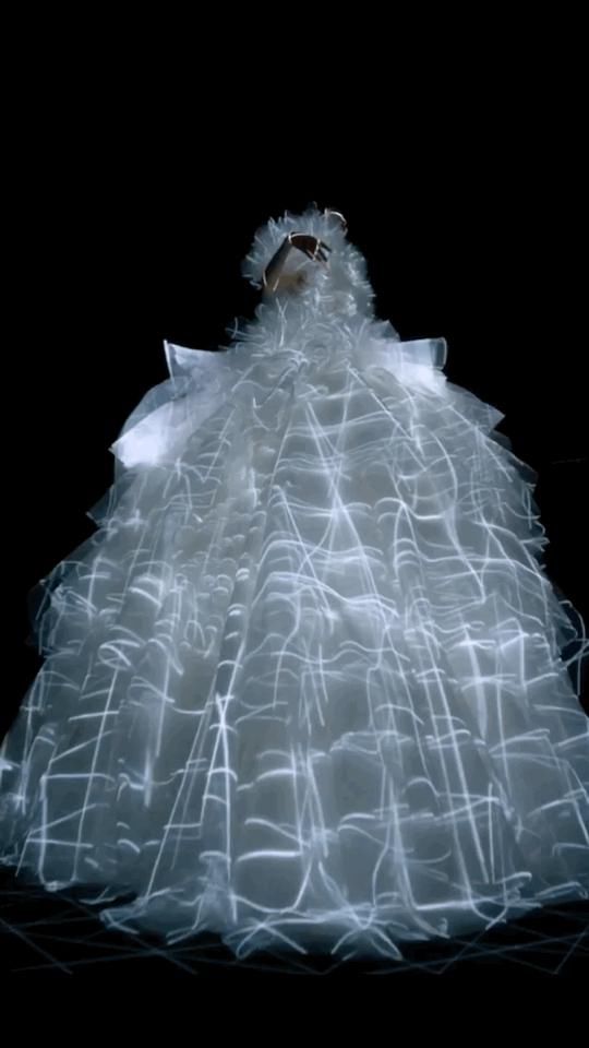  高级|Valentino2020秋冬高级定制，一次人与数码技术的对话