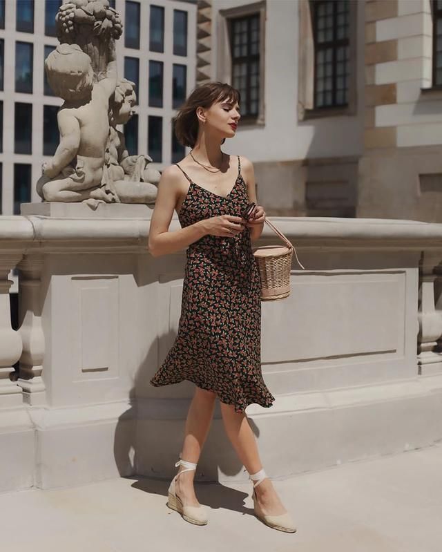  夏季|夏季超火的藤编包，就连明星都爱不释手，在这三个场合背很惊艳