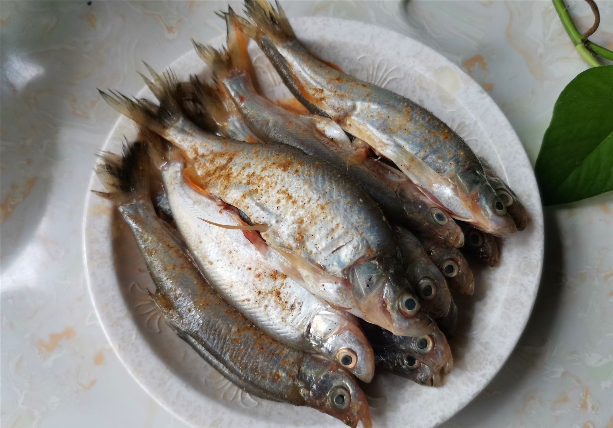 鲜香|下酒菜，除了花生米，这个菜也是下酒硬菜，金黄酥脆味道鲜香