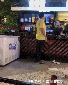 马路上|妹子,大白天在马路上就不要和男友秀恩爱了,而且这样牵手不安全