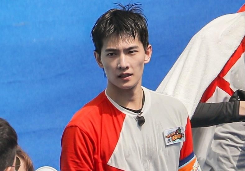  下水之后|《元气满满的哥哥》上线，杨洋身材成焦点，这胸肌是认真的吗？