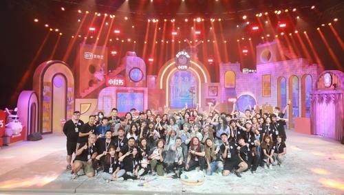  节目|THE9团综公开收官大合照，虞书欣给老板头上撒面粉，真是艺高人胆大