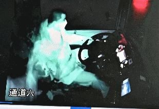  男子|【判了】醉酒男子大闹公交车，拉扯司机被判刑！现场太惊险...