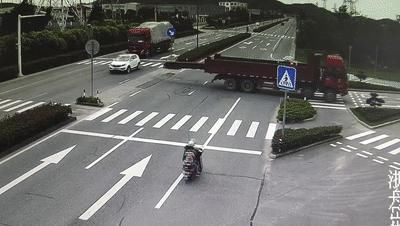  双线|岱山高双线一路口发生交通事故，看着都痛...