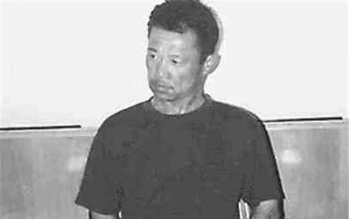 无人|连环杀人魔：跟尸体打牌，在尸背刻怪字，专家：这字如今已无人用