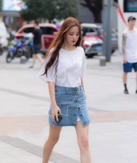 底裤|街拍靓丽的打底裤小姐姐，勾勒出婀娜曼妙的身姿，凸显迷人气质