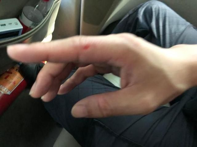 急速|加盟微商退钱不成，女子手持剪刀坐上3楼栏杆，多亏民警急速救援