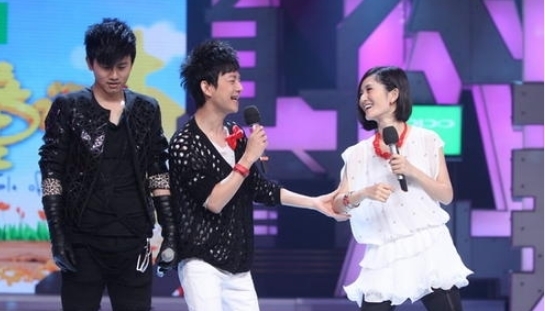 王一博|袁成杰接替高天鹤主持《天天向上》,表现比王一博钱枫大张伟更好