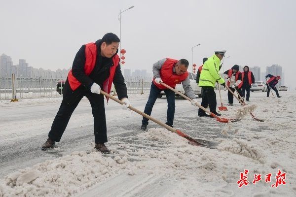 冰雪路车滑难行，他们变身“推车侠”