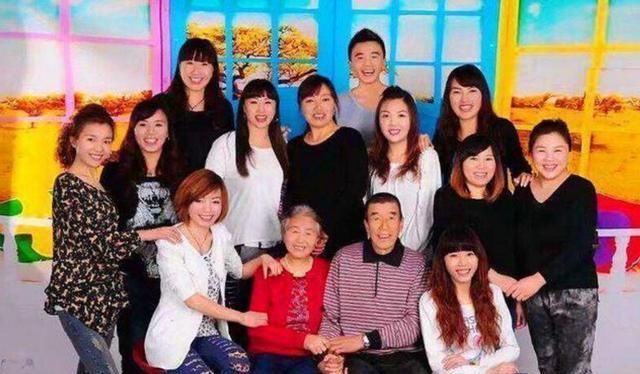 亲姐|还记得11个亲姐凑32万为弟弟娶亲买房的事？还有后续，心酸又现实