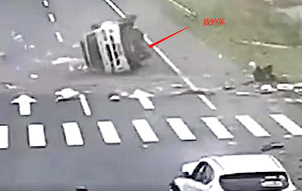 撞翻|救护车闯红灯被撞翻,交警判罚获网友点赞,救护车负全责