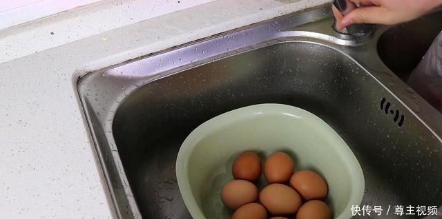 五香熏鸡蛋|鸡蛋别再清水煮了,教你1个秘制做法,一次8个不够吃,太香了