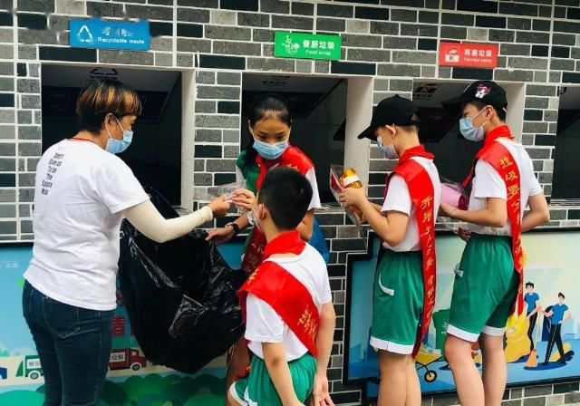  垃圾|“走街串巷，体验守桶”！龙岗路小学学生成了西街社区垃圾分类志愿者