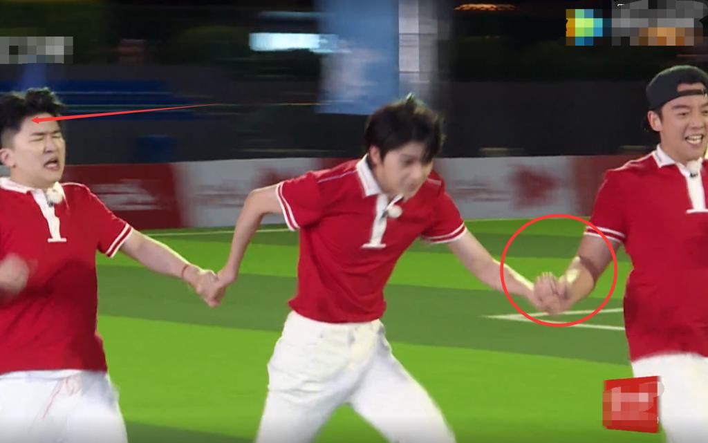  蔡徐坤|蔡徐坤为赢，张大大跑不动也拉着他向前跑，谁注意张大大的跑姿？心疼我坤