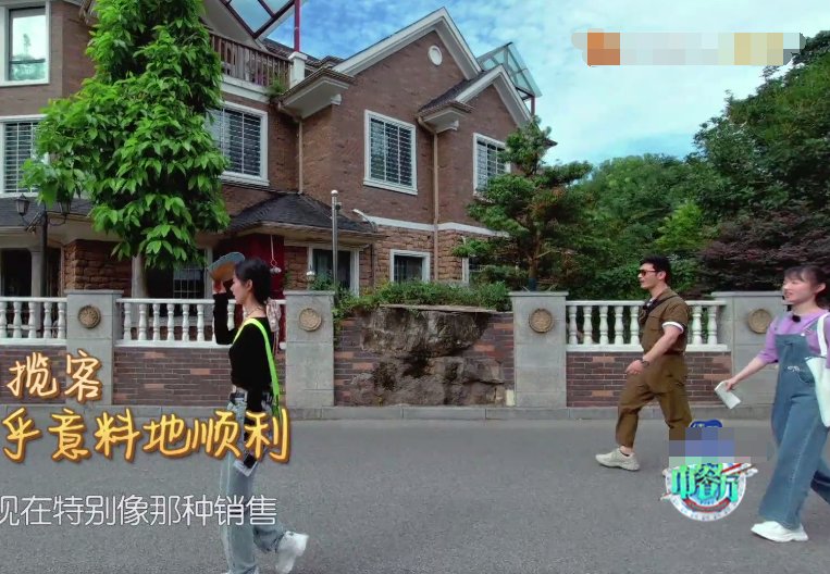  颖见到狗|赵丽颖被狗吓到直跑，狗主人跟她道歉，从她的回应方式看出人品