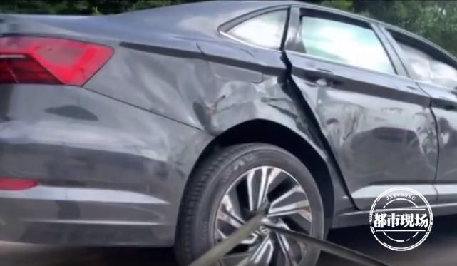  货车|驾驶员高速蛇形走位，连续3次撞上同一大货车，原因离谱！