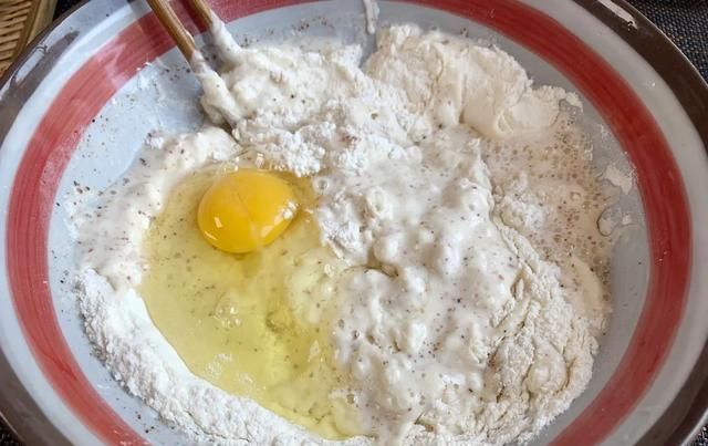  早餐|秋天多吃韭菜，教你做快手早餐饼，筷子一搅2分钟出锅，越吃越香