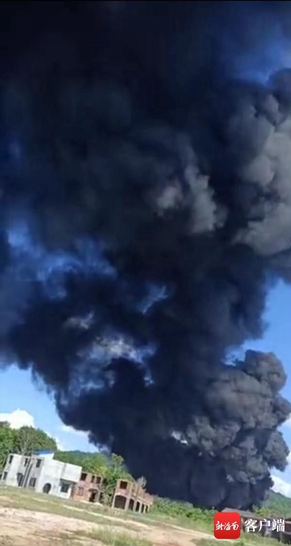 屯昌|屯昌一包装制品厂突发大火 目前现场明火已经扑灭