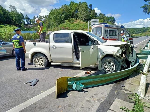  高速路|货车失控 撞上护栏！高速路开车，这个动作千万不能做