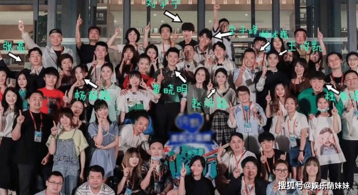  杜海涛|《中餐厅4》杀青照，本以为回归的只有王俊凯，不料竟还有他？