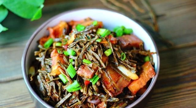  五花肉|1块五花肉，1把干豆角，放锅里炖一炖，又香又下饭，一碗都不够吃