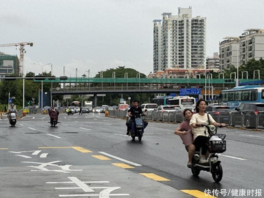 深圳暴雨现场直击：雨势减弱，交通逐步有序恢复