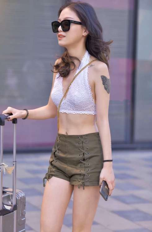 上衣|小姐姐真敢穿,挂脖上衣搭配热裤,清凉一夏