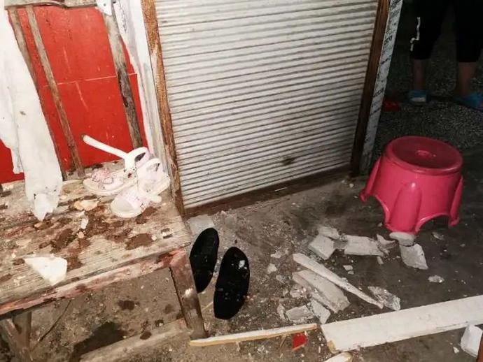  李某江|不要命了？开江一男子酒后开铲车冲向自家大门...