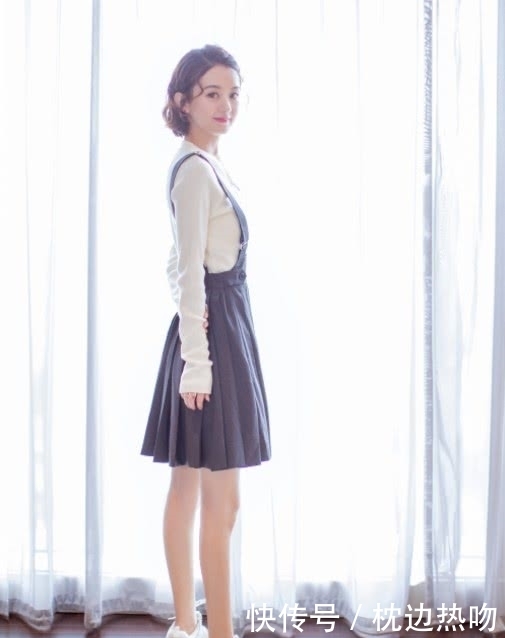 上半身|赵丽颖穿巨长的薄纱走出王者风范,上半身靠它裹着,时髦到飞起来