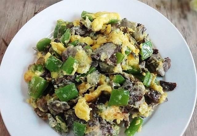  鸡蛋打入碗|青椒炒鸡蛋的12种做法，黄绿搭配色彩美观，口味鲜香营养丰富