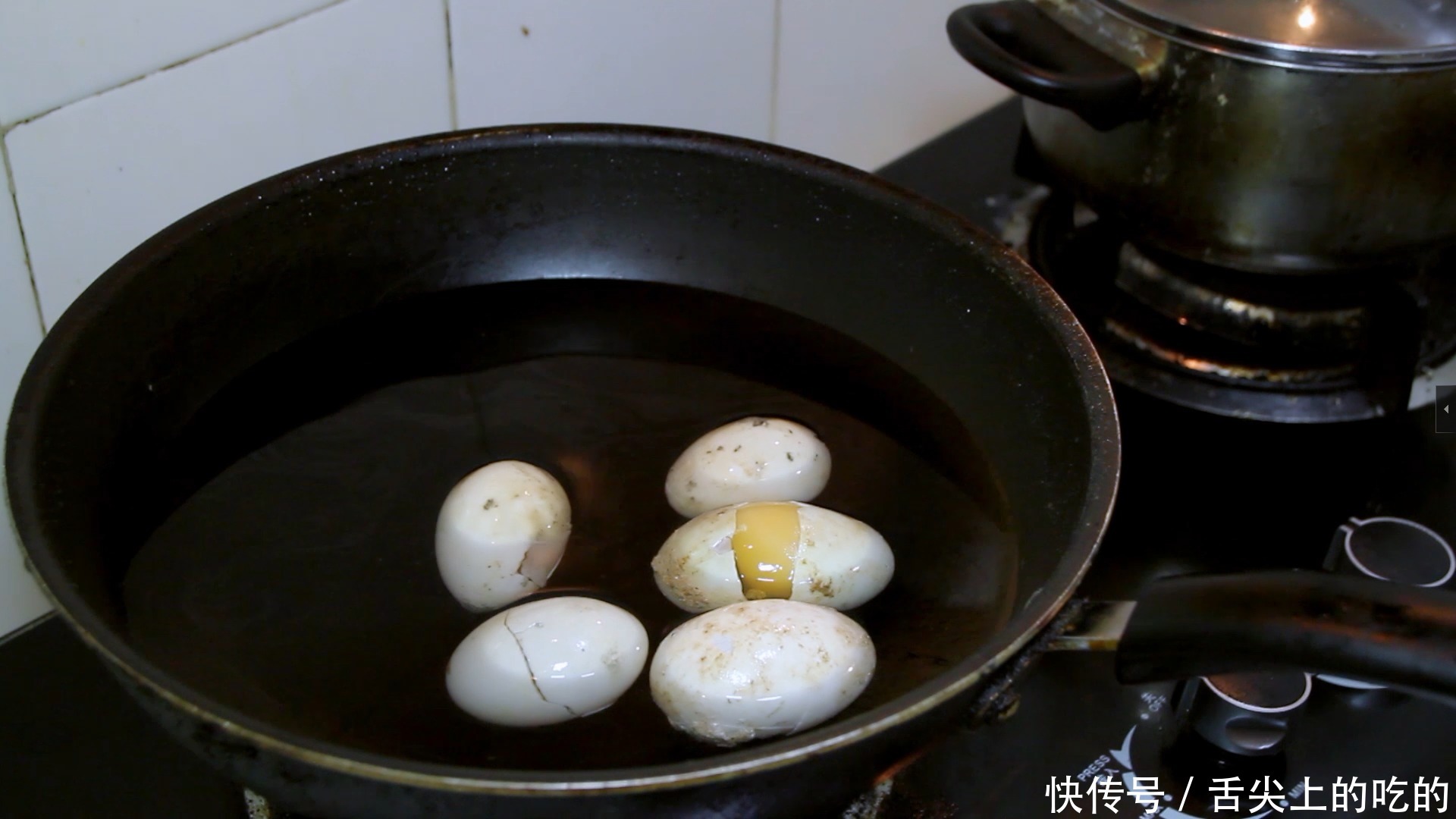 夏季|教你做网红夏季凉拌菜：皮蛋拌豆腐，色泽鲜亮口感丰富